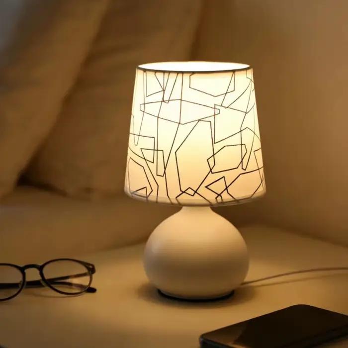 Lampe de bureau créative minimaliste USB pour chambre à coucher, équipée d'un abat-jour en tissu flo