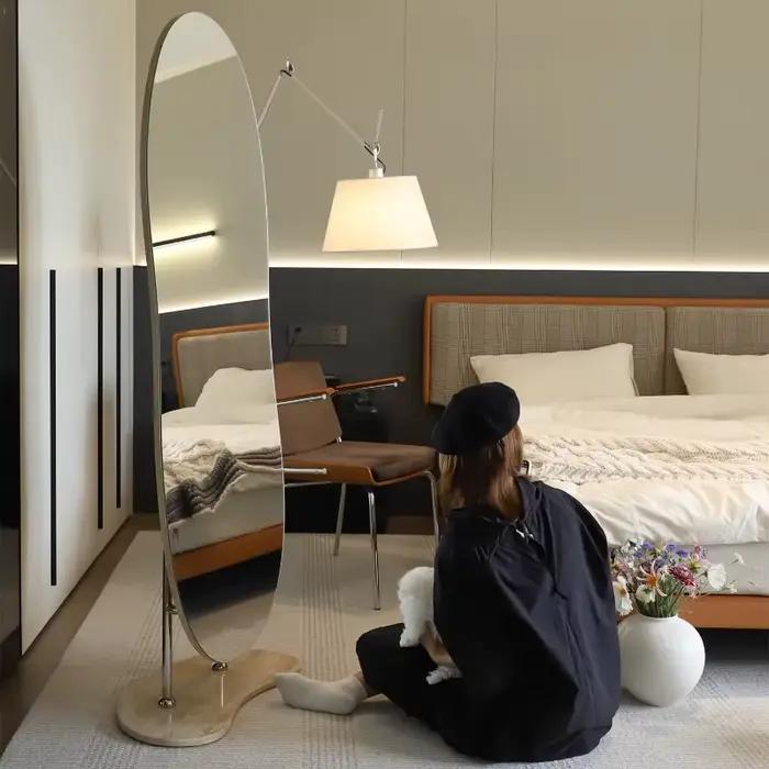 Miroir sur pied de luxe nordique pour toute la silhouette, grand format, design Alien, pour la décor