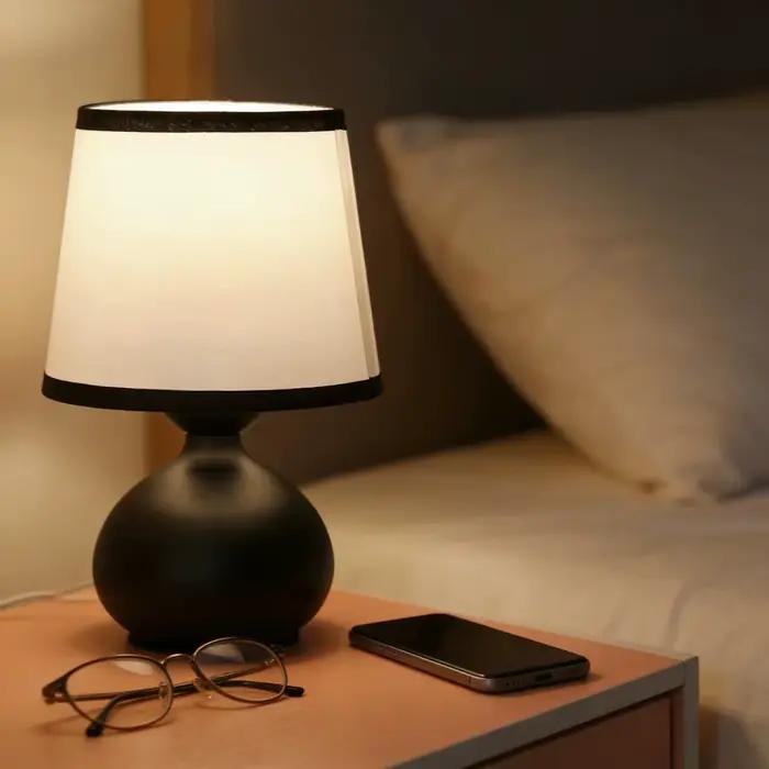 Les lampes de chevet de petite et moyenne taille conviennent à un usage domestique, y compris dans l