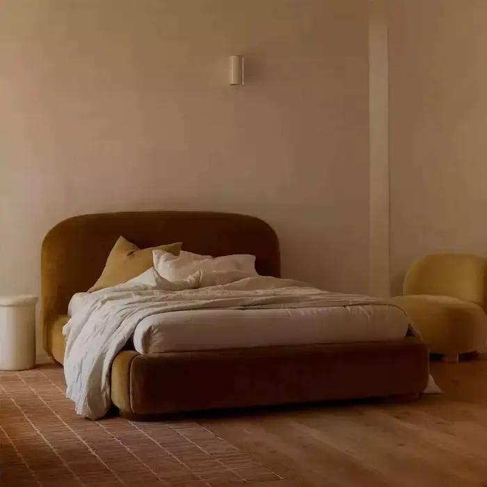 Lit King Size Vintage nordique avec cadre en bois capitonné et tête de lit minimaliste en tissu doux pour une utilisation à la maison ou en hôtel