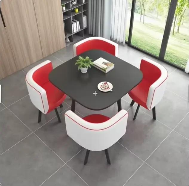 Meubles de salle à manger modernes très demandés - Table en MDF avec pieds en métal et ensemble de 4 chaises