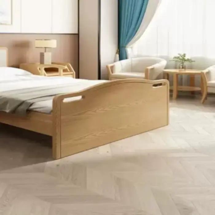 Lit simple en bois adapté aux personnes âgées avec barreaux de sécurité