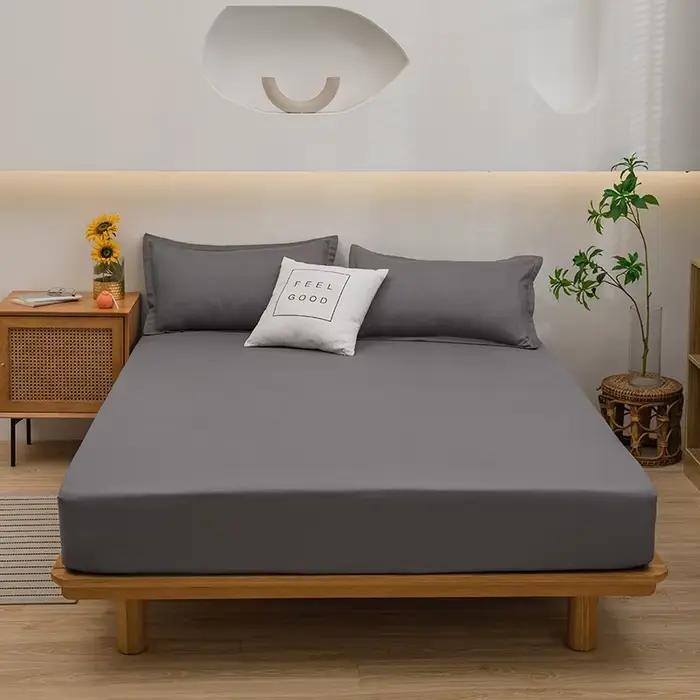 Une housse de lit simple de couleur pure