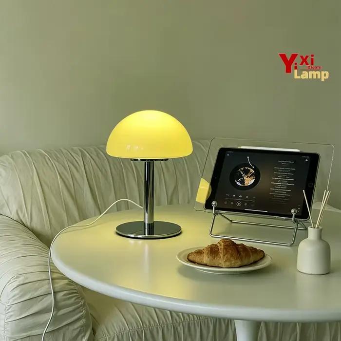 Lampe de bureau en verre de Murano, demi-dôme, style contemporain moderne, lampe à intensité variable, lumière décorative pour bureau, table d'appoint et salon