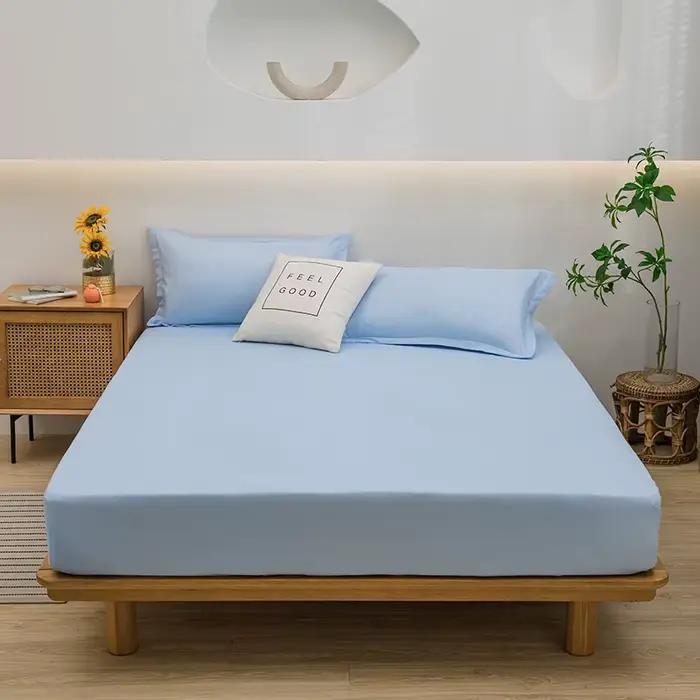 Une housse de lit simple de couleur pure