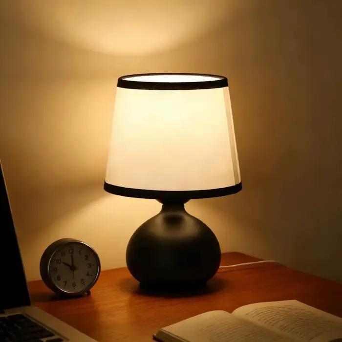 Les lampes de chevet de petite et moyenne taille conviennent à un usage domestique