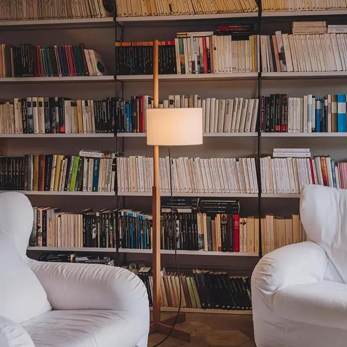 Lampadaire en noyer tissu design