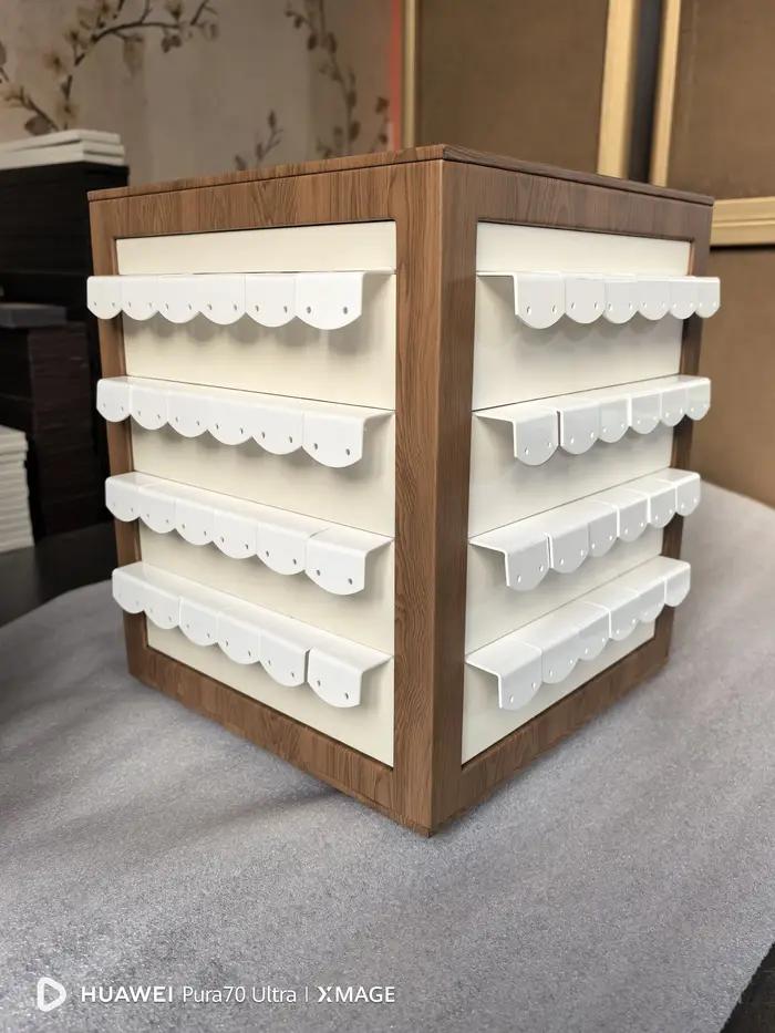 Armoire d'affichage et de rangement polyvalente