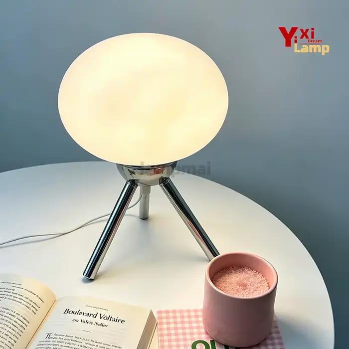 Lampe de table ovale en verre de Murano sur trépied, lampe de chevet rétro du milieu du siècle pour la chambre à coucher, le dortoir et la salle d'étude, lumière décorative