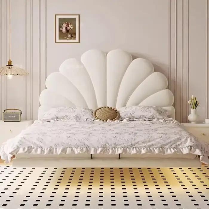 Lit double au design crème