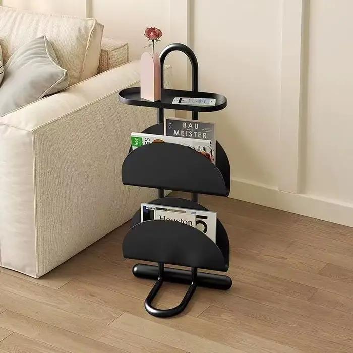 Table basse en métal avec porte-revues