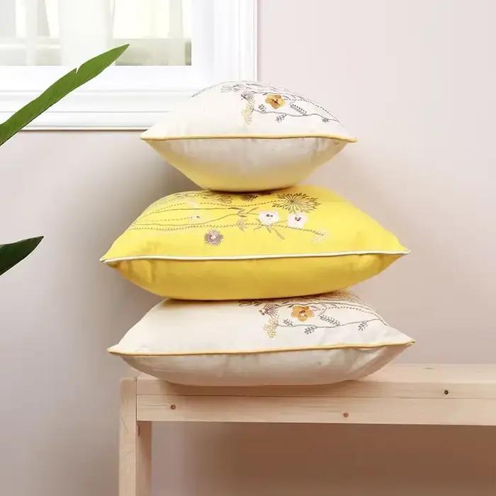 Housse de coussin florale brodée