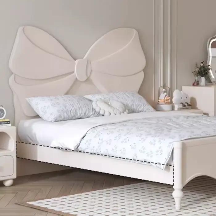 Lit double en bois tendance pour adolescentes