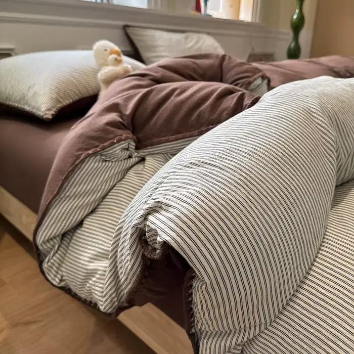 Parure de lit rayée minimaliste moderne, douce et respirante, avec housse de couette, drap plat et taie d'oreiller – Nouvelle collection