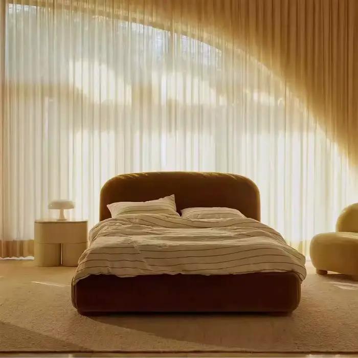 Lit King Size Vintage nordique avec cadre en bois capitonné et tête de lit minimaliste en tissu doux pour une utilisation à la maison ou en hôtel