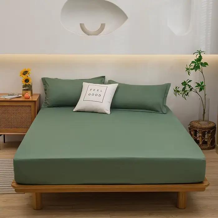 Une housse de lit simple de couleur pure