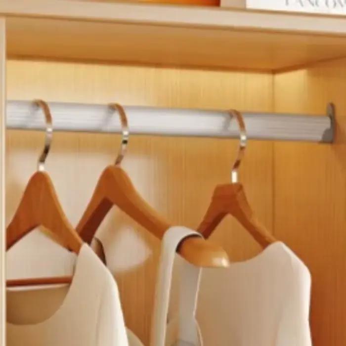 Armoire d'angle ouverte avec tiroirs pour vêtements