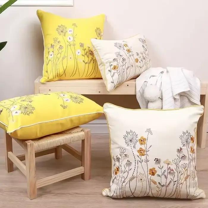 Housse de coussin florale brodée