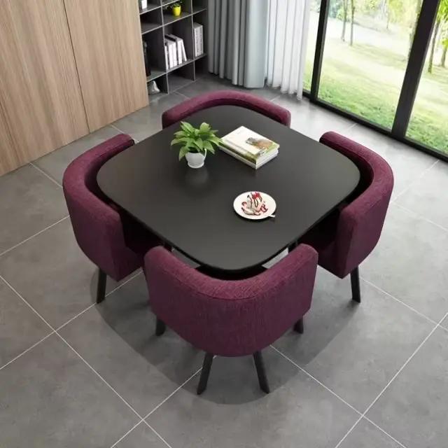 Meubles de salle à manger modernes très demandés - Table en MDF avec pieds en métal et ensemble de 4 chaises