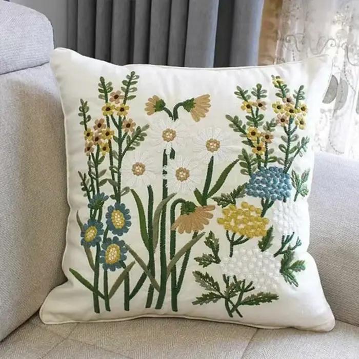 Housse de coussin florale brodée