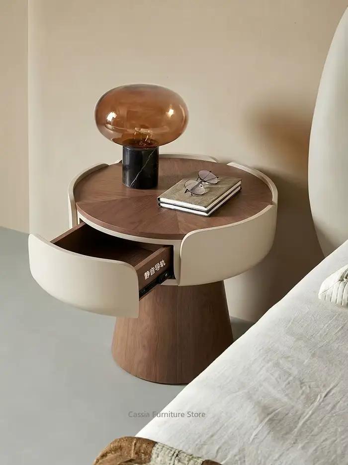 Meuble de rangement de chevet compact, minimaliste et moderne, de style crème, en bois massif, avec tiroirs, pour petite chambre.