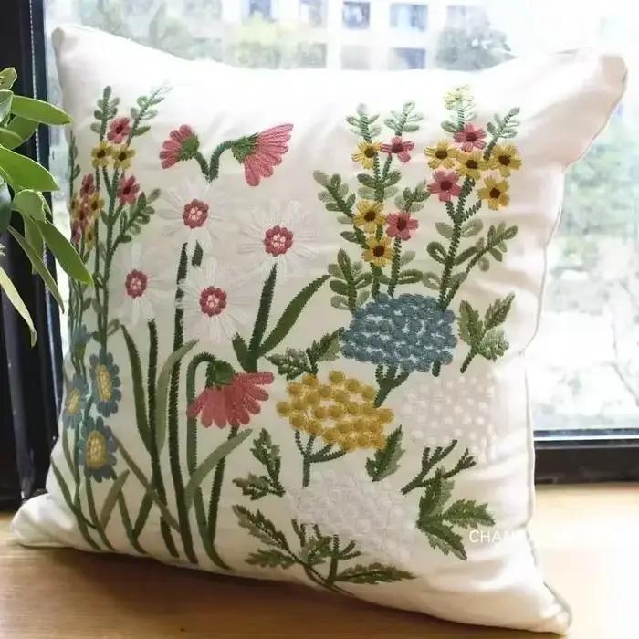 Housse de coussin florale brodée