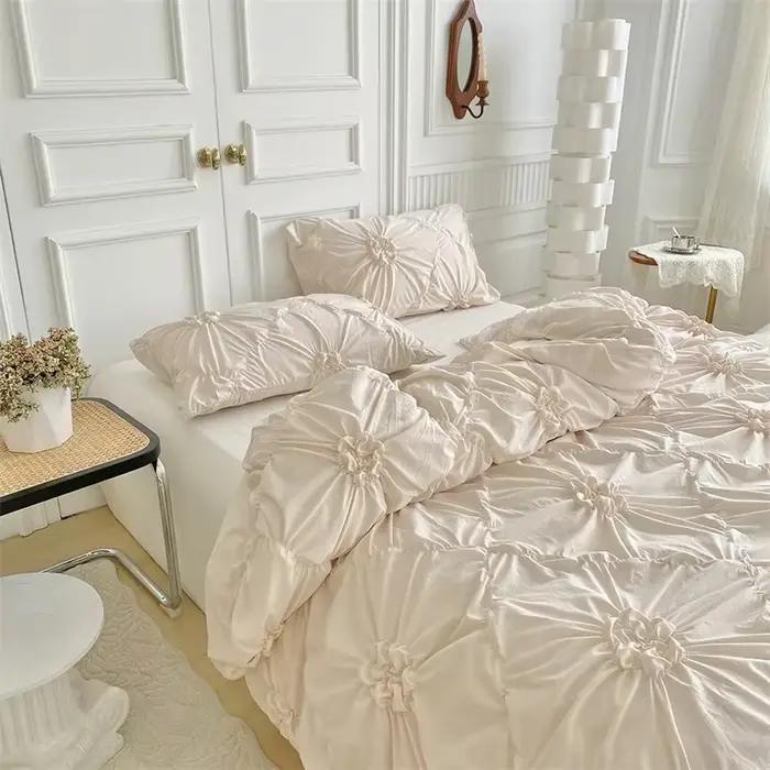 Parure de lit double plissée en trois dimensions avec motifs floraux torsadés
