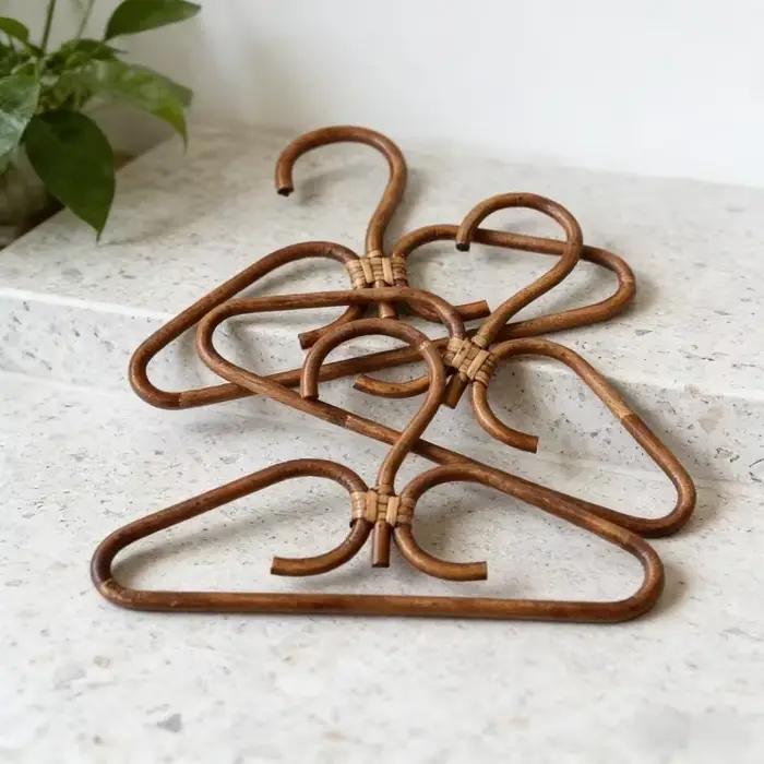 Porte-vêtements de rangement pour placard de chambre en rotin naturel fait main avec crochets et cintres