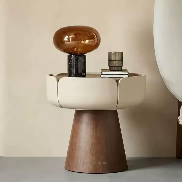 Meuble de rangement de chevet compact, minimaliste et moderne, de style crème, en bois massif, avec tiroirs, pour petite chambre.