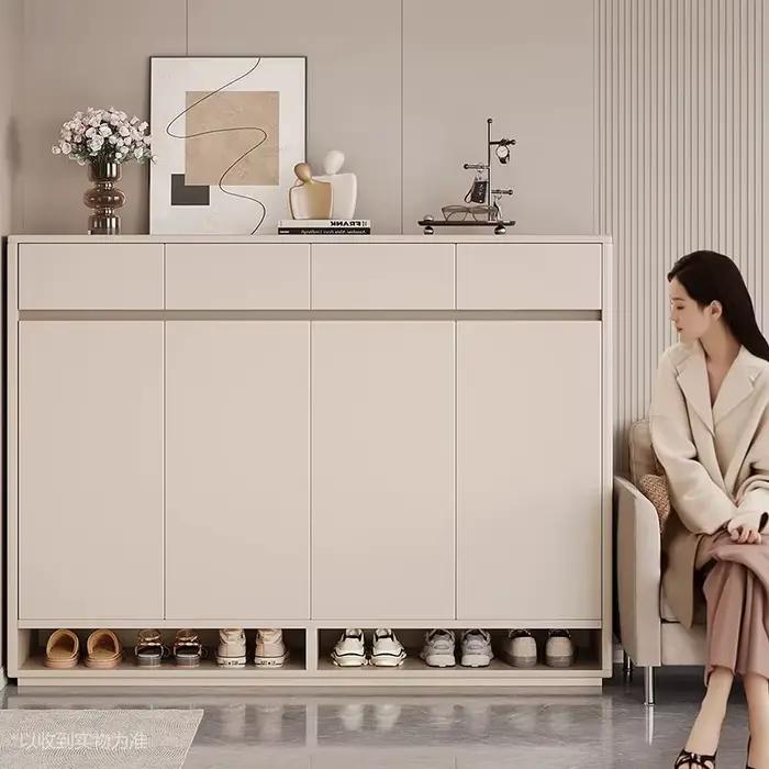 Meuble de rangement pour chaussures intégré au mur