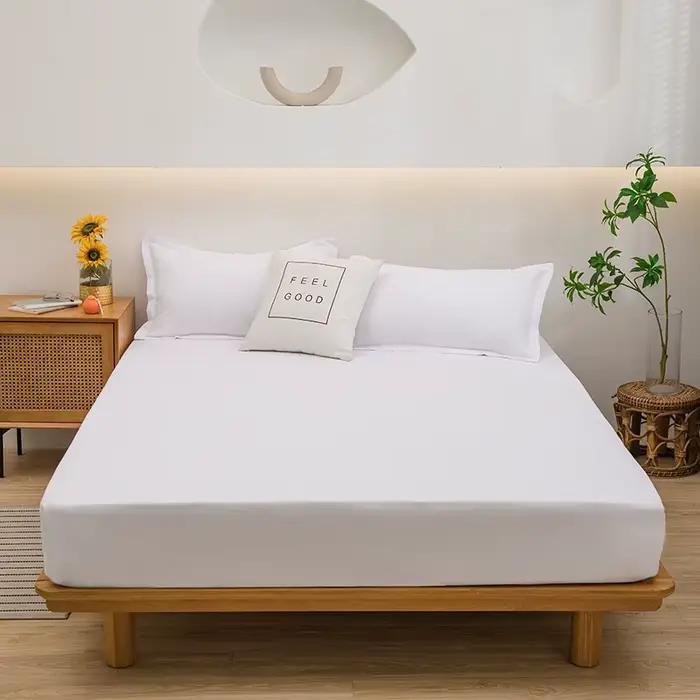 Une housse de lit simple de couleur pure