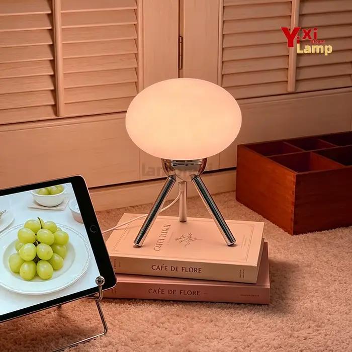 Lampe de table ovale en verre de Murano sur trépied, lampe de chevet rétro du milieu du siècle pour la chambre à coucher, le dortoir et la salle d'étude, lumière décorative
