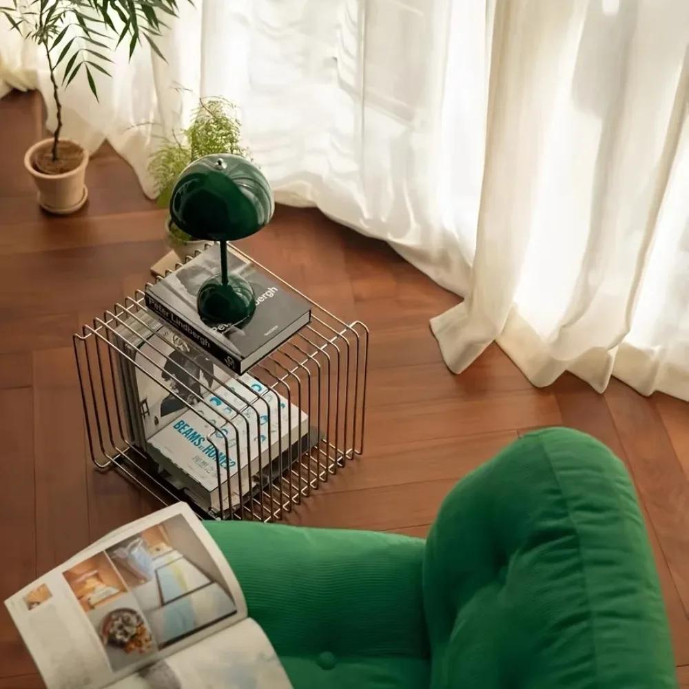 Tabouret en forme de lèvre de styliste géométrique en métal argenté, Solution de rangement créative pour l'utilisation d'angle de petits appartements