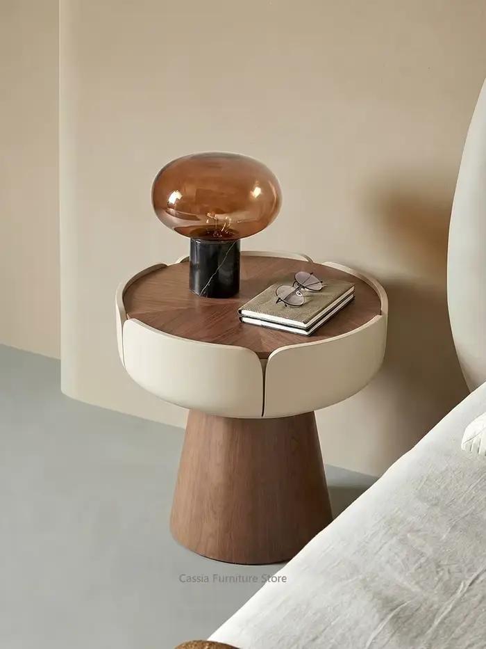 Meuble de rangement de chevet compact, minimaliste et moderne, de style crème, en bois massif, avec tiroirs, pour petite chambre.
