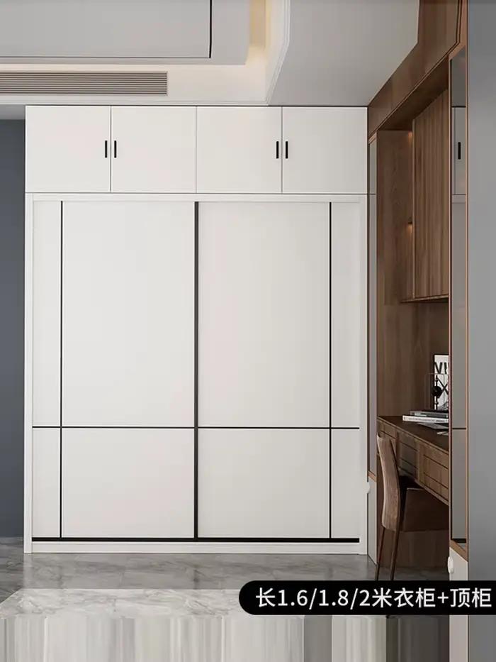 Armoire à une porte au dessus de la porte coulissante
