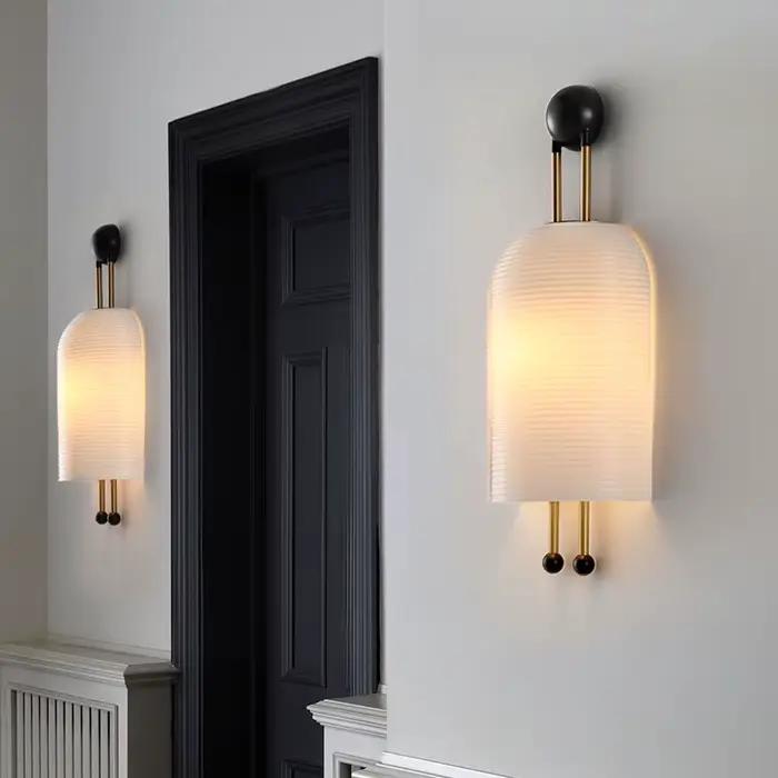 Applique murale rétro simple en verre blanc, style nordique de styliste, luminaire décoratif d'intérieur, idéal pour une chambre à coucher ou un hôtel